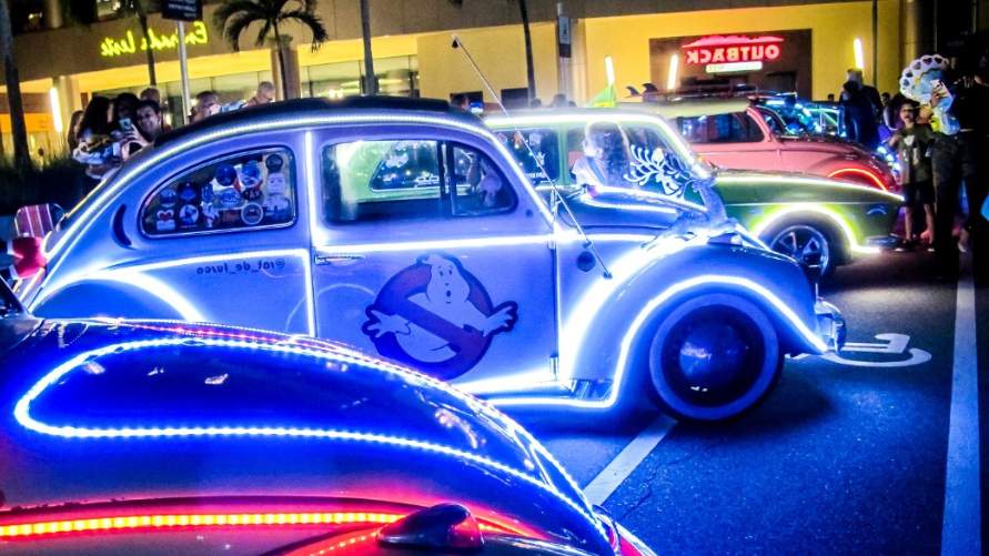 Barra ganha desfile de carros antigos com luzes de Natal 